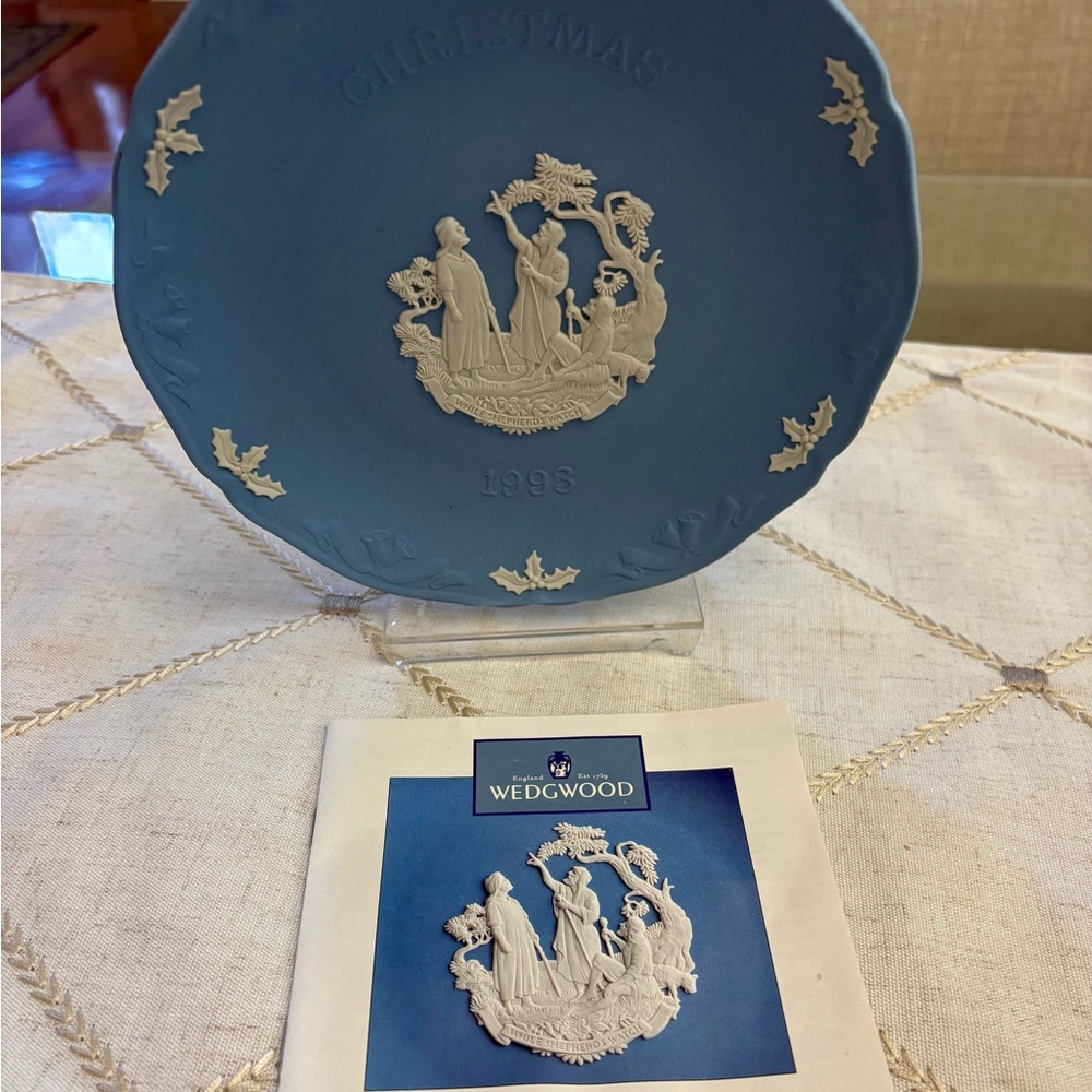 Wedgwood Blue and White Christmas Plate 1998